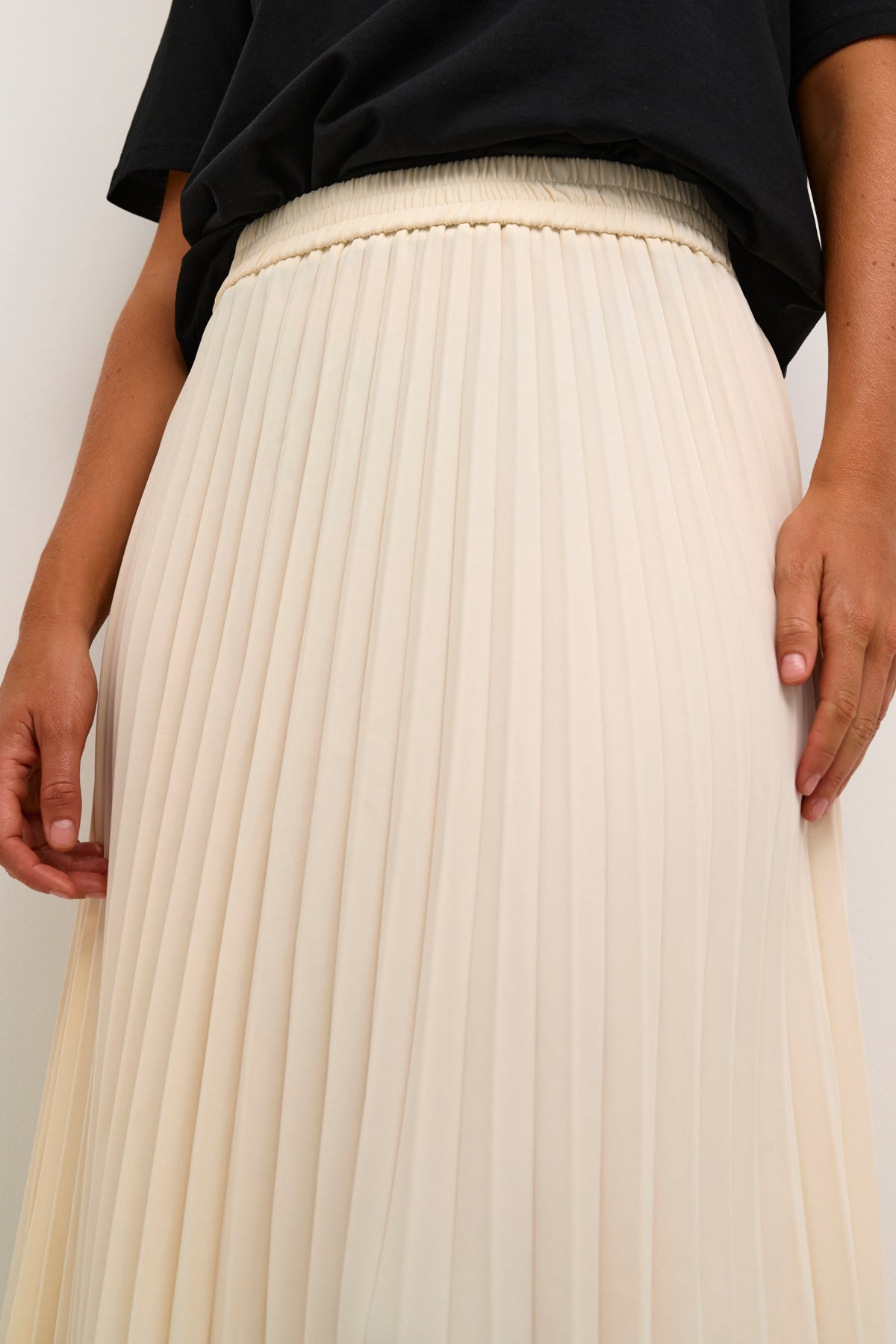 Kaffe Pleated Midi Skirt in Cream Leandra